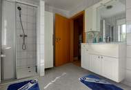 Haus mit zwei getrennten Wohneinheiten in ruhiger Lage