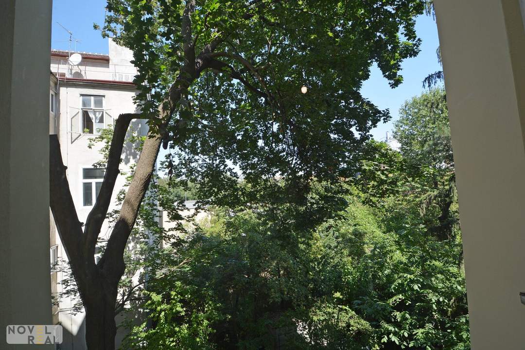 Sanierungsbedürftige, großzügige 4-Zimmer-Wohnung mit Loggia