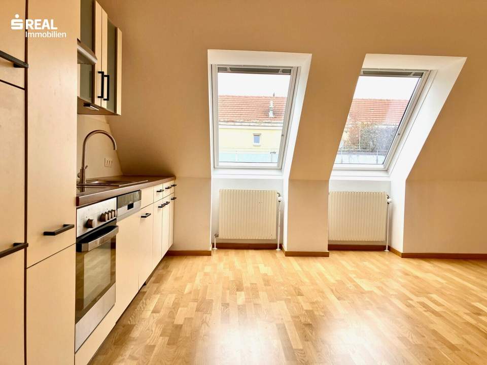 HELLE 2-ZIMMER DG WOHNUNG MIT eigener TERRASSE und GARTENNUTZUNG