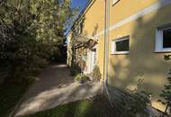 Sanierungsbedürftiges Mehrfamilienhaus mit großem Grundstück und hoher Bebauungsdichte