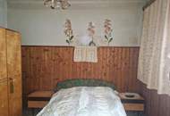 SANIERUNGSBEDÜRFTIGES LANDHAUS MIT KLEINEM HOLZSCHUPPEN UND RUHIGEM INNENHOF AN DER WAGRAMKANTE MIT KLEINEM WEINKELLER FÜR 1-2 PERSONEN