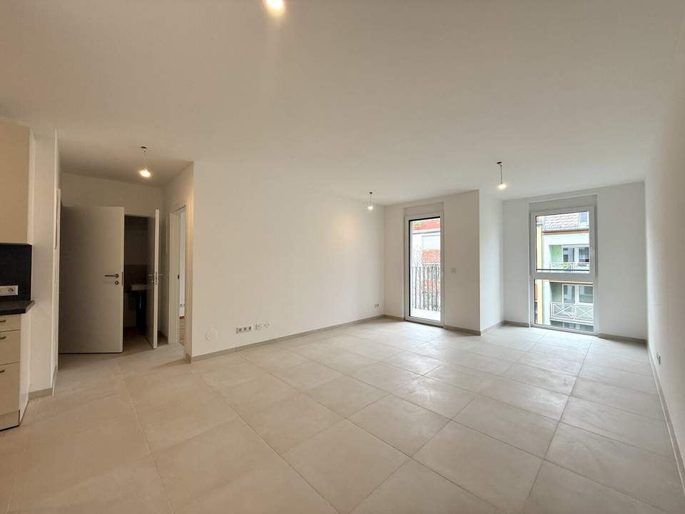 BEZUGSFERTIG: Neubau-Erstbezug mit Freifläche und Küche!