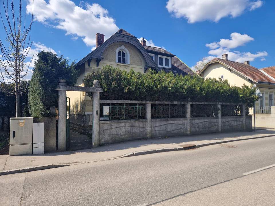 SANIERUNGSBEDÜRFTIGES, CHARAKTERSTARKES EINFAMILIENHAUS IN GUTER WOHNLAGE UND BAHNHOFSNÄHE