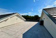 Neuwertige Reihenhaus- Wohnung mit Eigengarten, Dachterrasse und zwei Garagenplätzen.