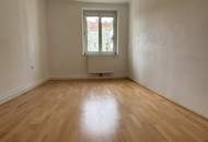 Helle, praktisch geschnittene 2-Raum-Wohnung in ruhiger und beliebter Lage von Wels – mit eigenem Parkplatz, durchdachter Ausstattung und entspannender grüner Aussicht!