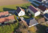 Kleines Haus mit Nebengebäude