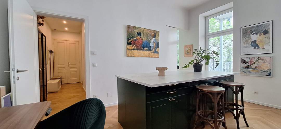 🏡 Wohnen mit Klasse: sanierter Altbau, Fischgrätparkett & 16 m² Freifläche ☀️