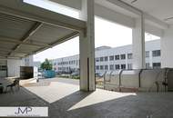 Helle Büro- oder Werkstattflächen mit Rampe
