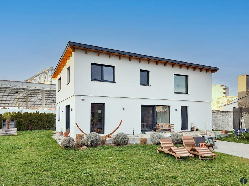 Energieeffizientes Einfamilienhaus mit großem Garten in zentraler Lage