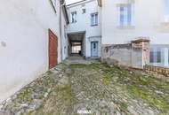 Stadthaus direkt am Hollabrunner Hauptplatz mit 2 Garagen - ideal zum Wohnen & für gewerbliche Nutzungen!