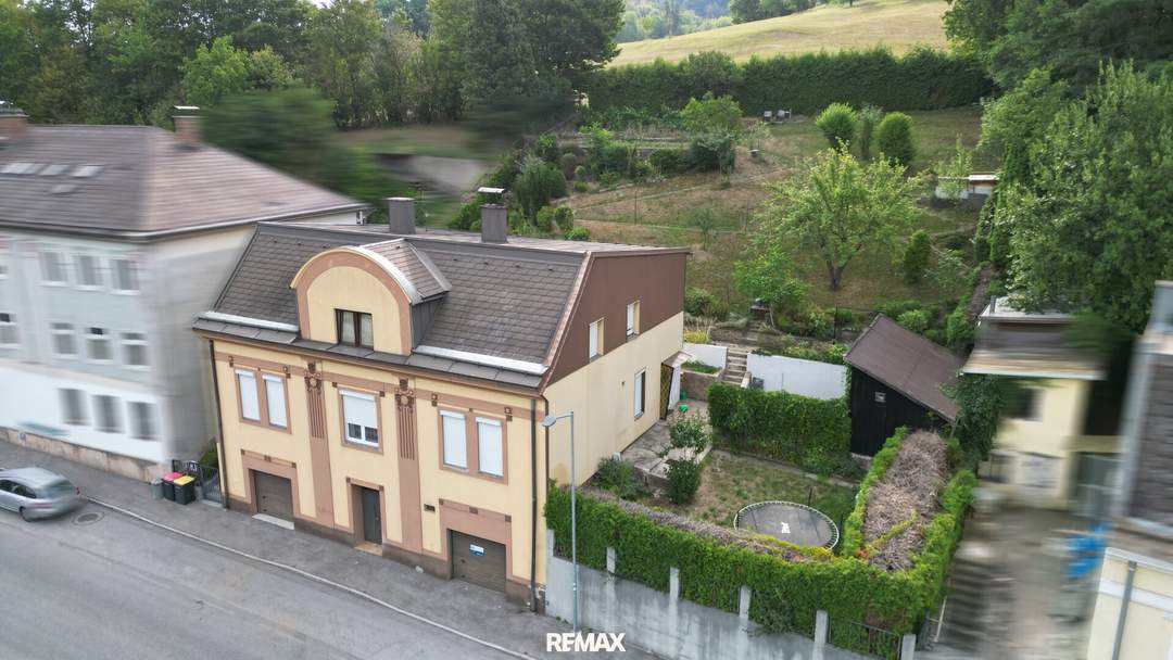 Großzügiges Zuhause mit zwei Wohneinheiten, Garten und Garagen