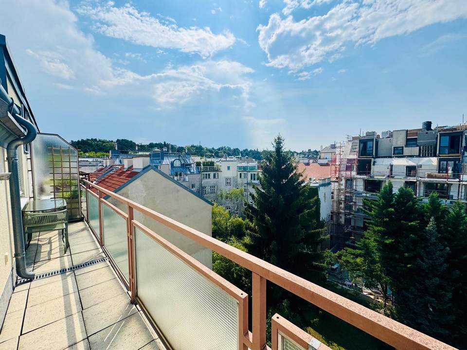 Helle Dachgeschosswohnung mit sonniger 7 m² Westterrasse und Garagenplatz in absoluter Ruhelage