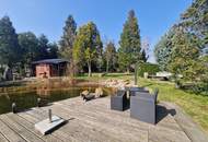 TRAUMHAFTER BUNGALOW FÜR ZWEI PERSONEN SAMT NEBENGEBÄUDE FÜR HOBBYRAUM, PARKÄHNLICHEM GARTEN MIT SCHWIMMTEICH ALS NATURPOOL DIREKT AN FELDER DER REGION ANGRENZEND