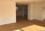 Zweigeschossige Dachgeschosswohnung mit großzügiger Wohnküche, Terrasse & Galerie in zentraler Lage