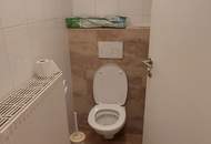 Vermiete Liegenschaft teilbar 1) Haus 157m² 2)Geschäftslokal (Praxis Gastro?, Kaffee? ect) 220m² 3)Lager derzeit mit Hochregalen 250m² 4)Lager- Geschäfts- oder Bürofläche 1.OG 234m² 5)Doppelgarage LKW-tauglich 49,40m² 6)Außenflächen und Parkplätze (Provisionsfrei)