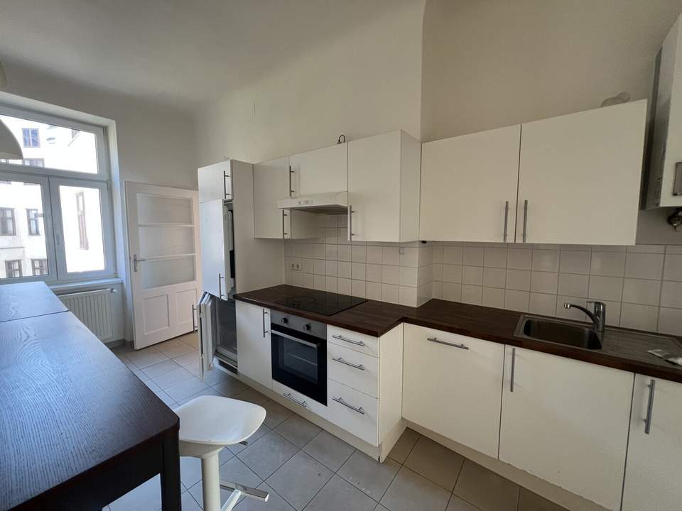 STUDENTEN AUFGEPASST! Zentral begehbare 6 Zimmer Wohnung mit Klopfbalkon! mit guter Anbindung in die City!