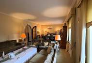 Eine Villa mit Wohnkultur, parkähnlichem Garten und Pool // A Villa of Distinction with Park-Like Garden and Pool //