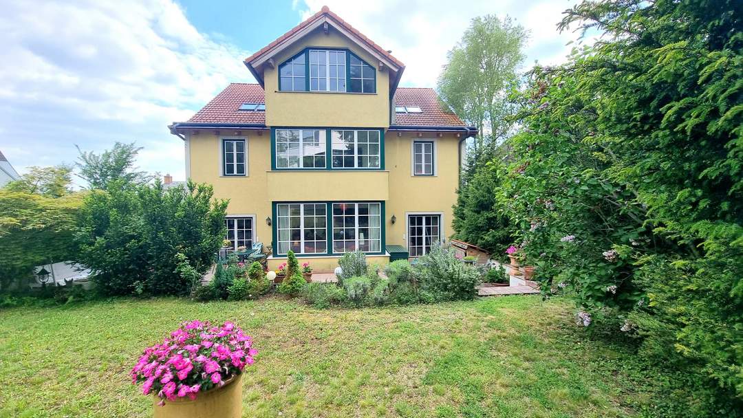 Elegante Villa im Landhausstil mit Riesengarage