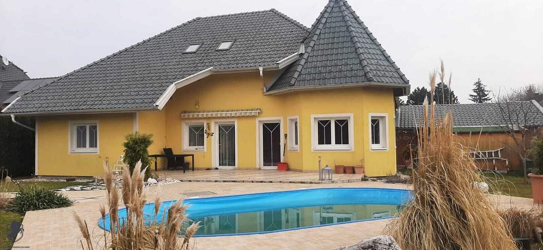 Großzügiges Einfamilienhaus mit Pool, Garten und Carport in Seewalchen