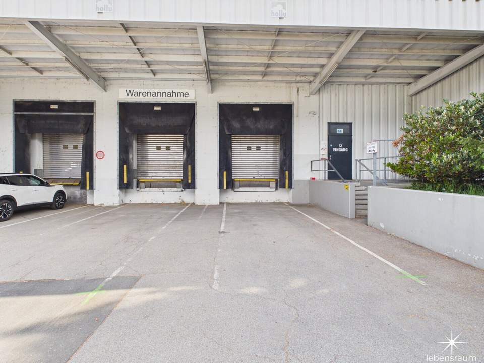 Perfekt strukturiertes Lagerzentrum: Hauptlager, Anlieferungszonen & LKW-Rolltore.