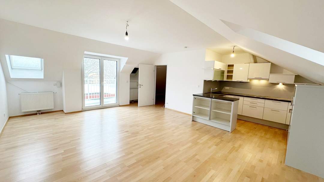 Wohnen im Zentrum von Baden: DG-Wohnung mit Balkon und Stellplatz im Innenhof