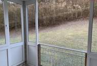 Hier wird hoher Wohnkomfort in ländlicher Gegend geboten! Hell und freundlich mit sonniger Loggia, viel Stauraum und kostenlosem Parkplatz direkt vor der Türe! Ab SOFORT verfügbar!