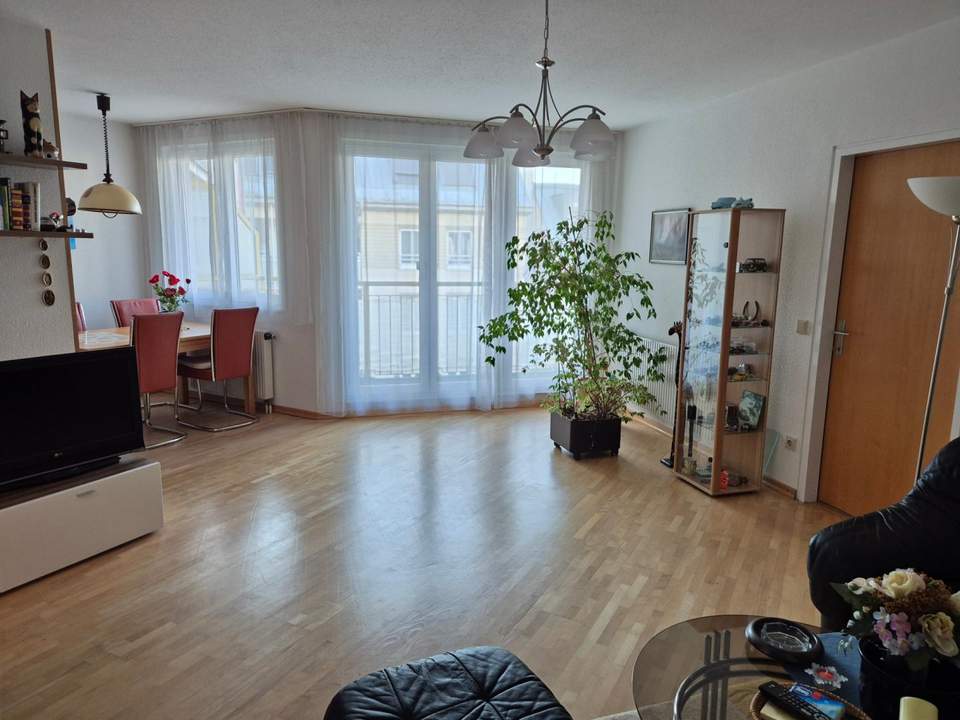 GERÄUMIGE 2-ZIMMER LOGGIA WOHNUNG IN RUHIGER INNENHOFLAGE