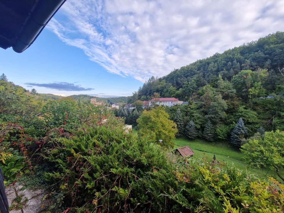 RARITÄT: SANIERUNGSBEDÜRFTIGE LIEGENSCHAFT IN EINZIGARTIGER LAGE MIT FERNBLICK INS KREMSTAL