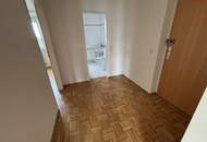 Seltene Gelegenheit in begehrter Lage! Gemütliche 2-Zimmer Wohnung mit bodentiefen Fenstern, praktischem Abstellraum UND kostengünstigem Parkplatz direkt vor der Haustüre!