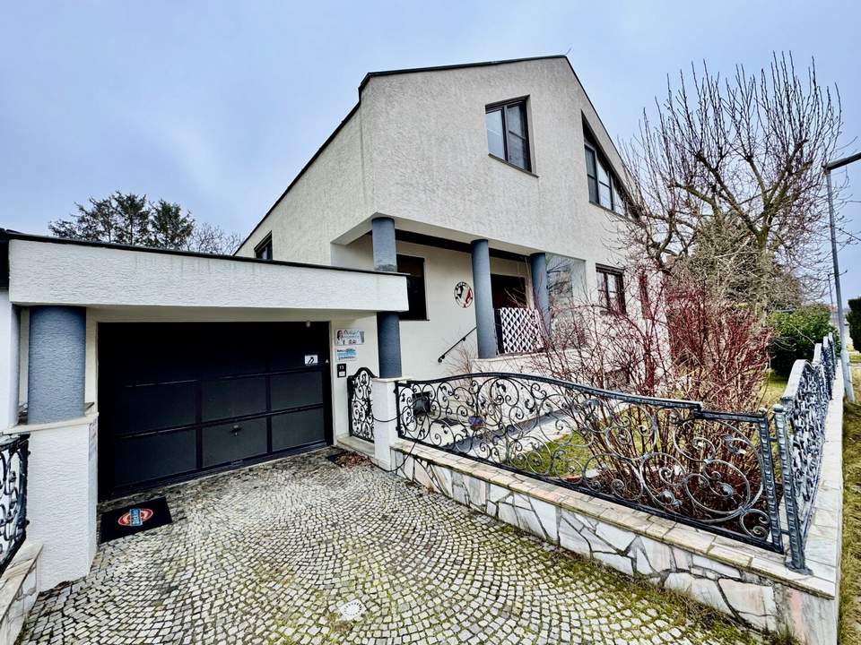 MODERNES EINFAMILIENHAUS MIT SWIMMING POOL IN DER NÄHE VOM BAHNHOF GERASDORF BEI WIEN