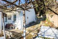 ENTZÜCKENDES KLEINFAMILIENHAUS MIT WEINKELLER / SCHÖNER GARTEN MIT TERRASSE, GRILLHÜTTE UND SCHUPFEN / VIEL POTENZIAL / RUHIGE SIEDLUNGSLAGE