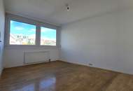 Linzer Straße/Schönbrunn: sanierungsbedürftige, ruhige 2-Zimmer Wohnung mit Grünblick