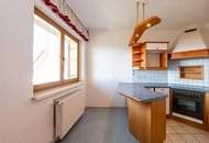 Einfamilienhaus mit Einliegerwohnung, Garage, Carports und Ausblick!