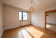 Charmantes Zweifamilienhaus mit traumhaftem Garten und Garage in Christkindl