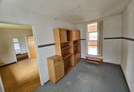 Großes Wohnhaus/Sacherl mit Garagen