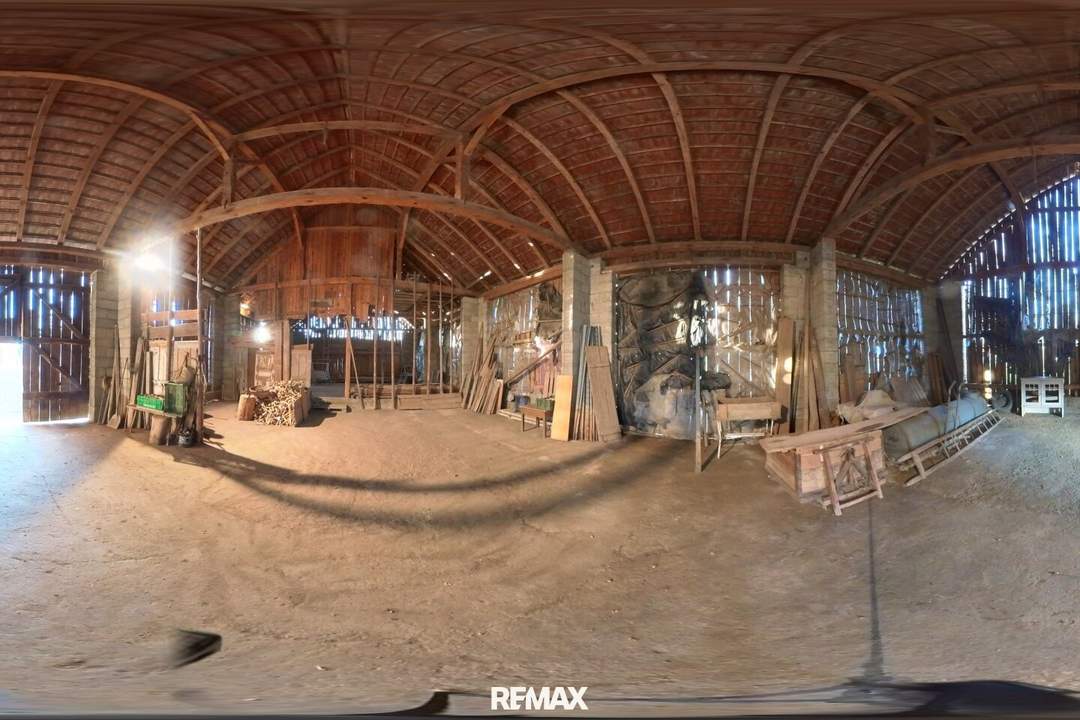 Bauernhaus mit Nebengebäude im Pinkatal