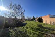 Haus in Grünruhelage mit offener Terrasse, Balkon und Garage