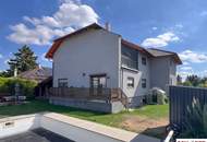 Großzügiges Zweiparteienhaus mit Salzwasserpool, Terrassen und Top-Anbindung