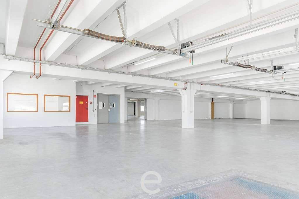 Lagerhalle mit 2 elektrischen, überdachten Laderampen I Oberhofen am Irrsee bei Vöcklabruck