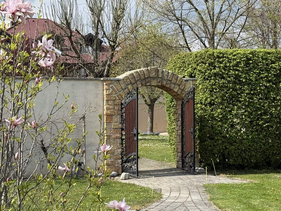EINZIGARTIGES NATURPARADIES - GROSSZÜGIGER LANDSITZ WO PARKLANDSCHAFT AUF BLÜHENDE OBSTGÄRTEN TRIFFT