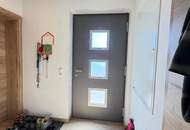 Modernes Niedrigenergiehaus in ruhiger Siedlungslage von Fürstenfeld. Durchdachte Raumaufteilung, großzügiger Garten und viel Platz!