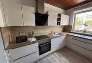 Charmante Balkonwohnung in ruhiger Umgebung im grünen Herzen von Untergrünburg: helle Raumaufteilung, praktischer Abstellraum und privater Parkplatz vor der Haustüre! Hochwertige Küchenablöse möglich!