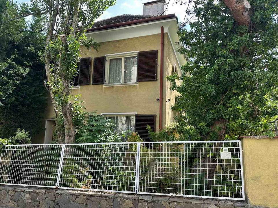 Verborgenes Juwel: Sanierungsbedürftige Stadtvilla in Traumlage mit Potenzial!