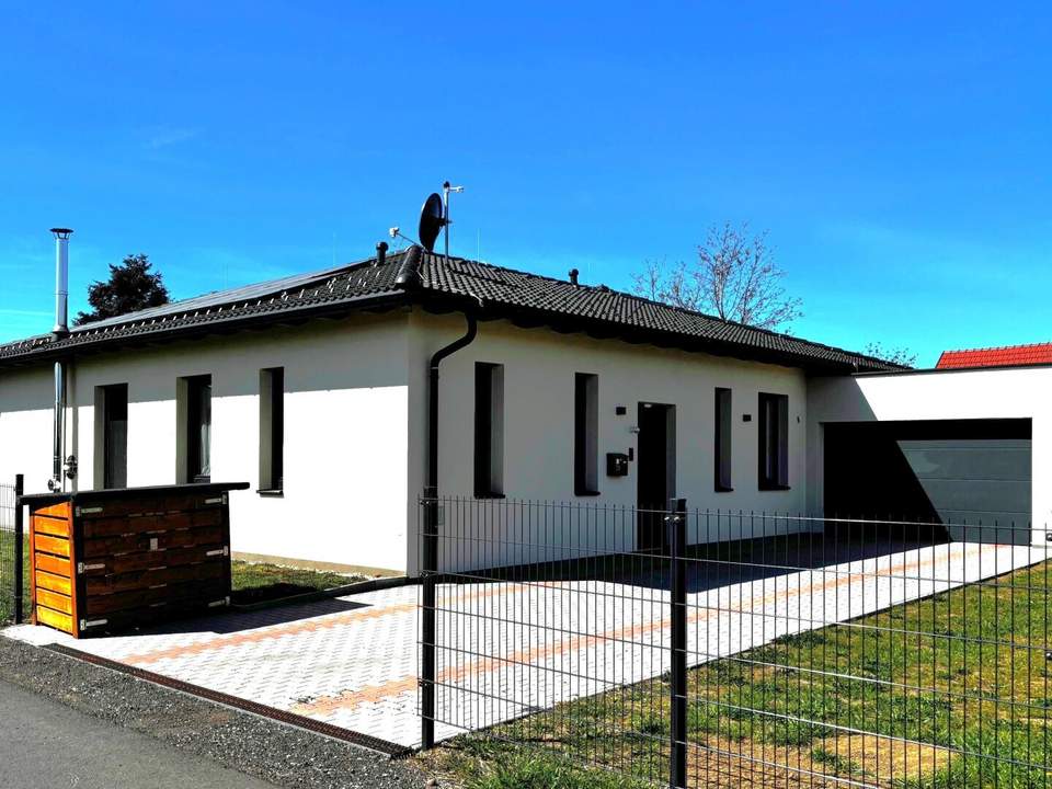Sofort verfügbarer barrierefreier 120m² Bungalow mit Garage am ruhigen Stadtrand.