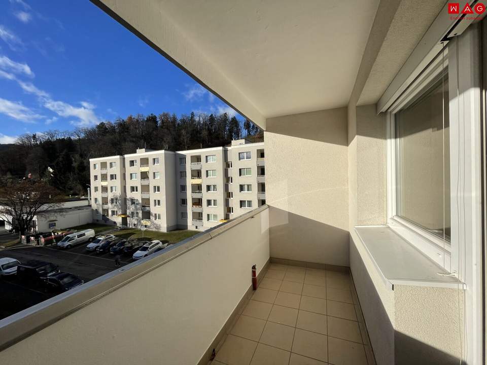 Familienfreundliche 3 Raum-Wohnung mit sonniger Loggia in toller Lage ab 01.11.2026 verfügbar