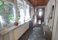 Wohnen mit Privatsphäre: Bauernhaus mit uneinsehbarem Innenhof, großem Maschinenschuppen und vielseitigen Nebengebäuden