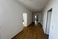 UNBEFRISTET: große 5 Zimmer im frisch ausgebauten Dachgeschoss mit Balkon!