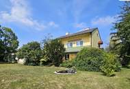 Wohnhaus mit 2.200m² großem Grundstück, Halle und Garagen