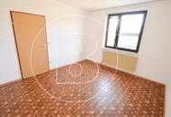 Großes Eckgrundstück mit renovierungsbedürftigem Haus!