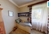 Bauernhaus mit grünem Gartenidyll und Naturpool